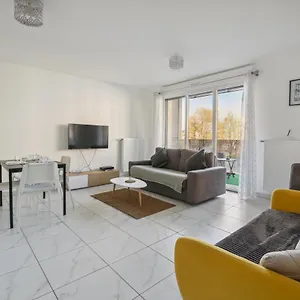 Chic Apart With Balcony Near Paris Appartement